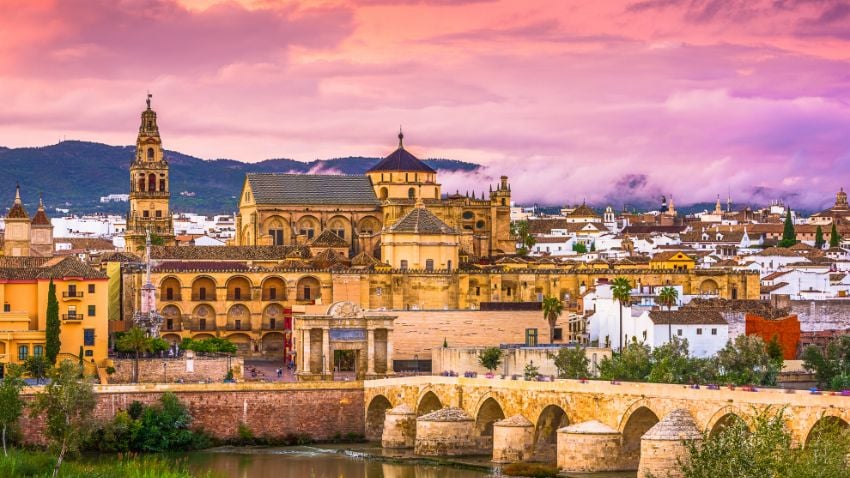 Se você precisar ficar mais de 90 dias seguidos na Espanha, precisará de um visto especial