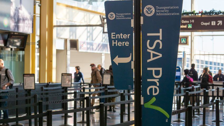 En aeropuertos concurridos como JFK o LAX, es común pasar más de una hora en las colas de inmigración y aduanas. Sin embargo, con Global Entry, el proceso es significativamente más rápido y solo toma unos minutos en un quiosco automatizado