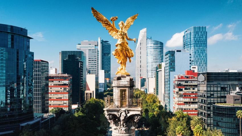 Once in Mexico, applicants can access the necessary services to initiate their residency application and see the Independence Monument in Mexico City