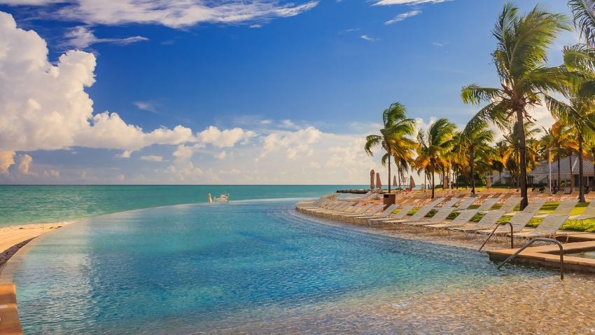 Piscina infinita en un hotel en Freeport, Bahamas