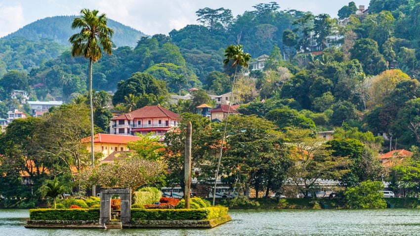 La isla en el Lago Kandy es un lugar muy famoso que puedes visitar mientras estás en Sri Lanka