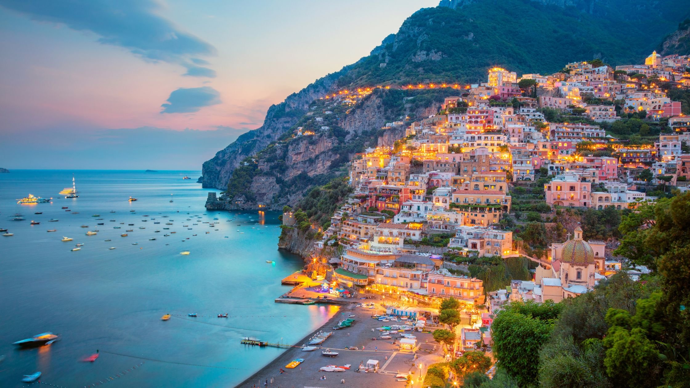 La costa de Amalfi es un tramo de 50 km de la costa sur de la península de Sorrento