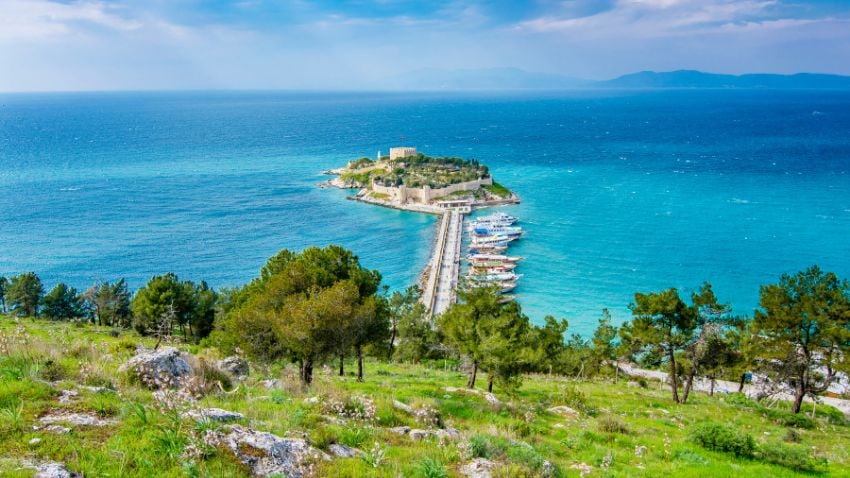 Kuşadasi, Turquia - Kuşadası, situada na costa do Egeu, é uma cidade encantadora que atrai aposentados e famílias, com seu clima mediterrâneo e praias exuberantes proporcionando um estilo de vida feliz e descontraído.