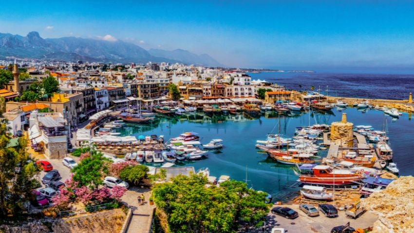 Kyrenia Marina, Chipre - Quando você está vinculado a um único país acaba perdendo boas oportunidades que ocorrem em outros lugares, a Teoria da Bandeira permite escolher os melhores climas de investimento, maximizando o seu crescimento