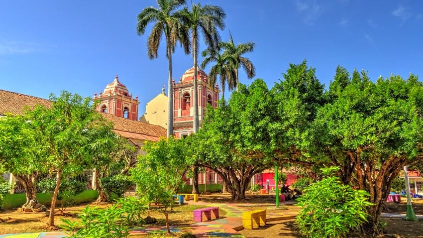 León con su arquitectura colonial atrae a estudiantes, artistas y expatriados, además de ser la segunda ciudad más grande de Nicaragua.