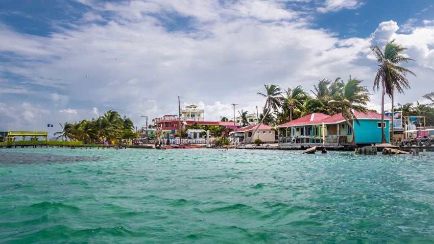 Como o Panamá, Belize é uma economia estável com um ambiente muito favorável aos negócios, além de ser considerado um paraíso fiscal