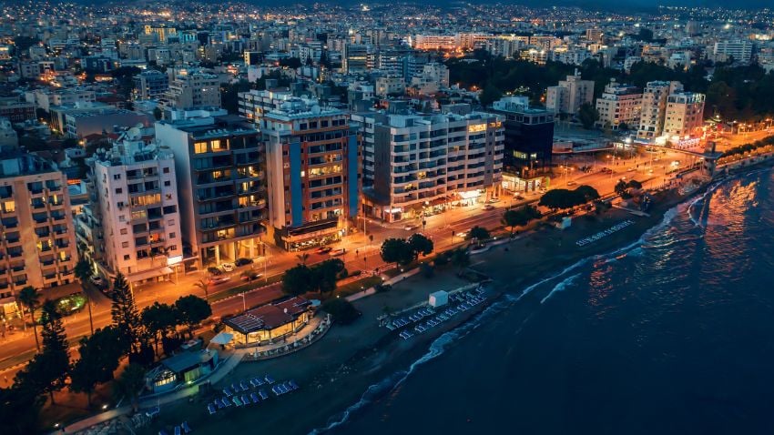 Vista aérea de Limassol, Chipre à noite