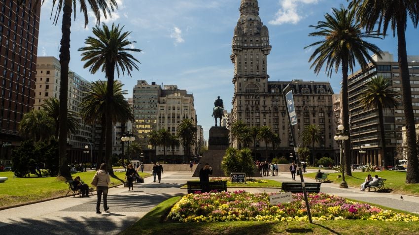 Plaza principal de Montevideo, Plaza de la independencia, Palacio Salvo