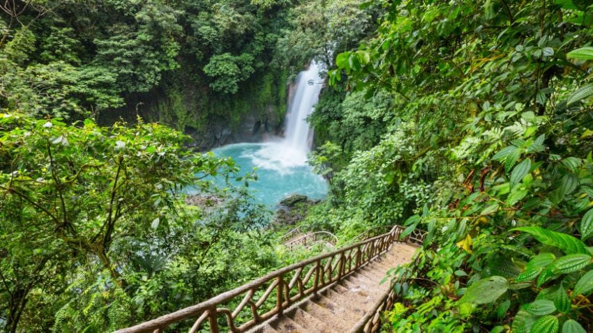 Majestuosa cascada en las selvas tropicales de Costa Rica, caminata tropical