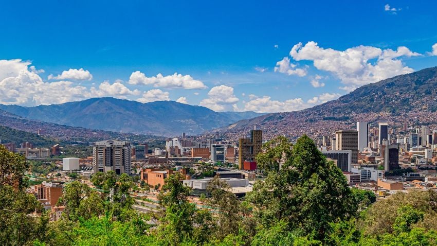 Medellín, the “City of Eternal Spring,” delivers near-perfect weather year-round with steady temperatures around 22 °C, refreshing mountain breezes, and moderate 65% humidity