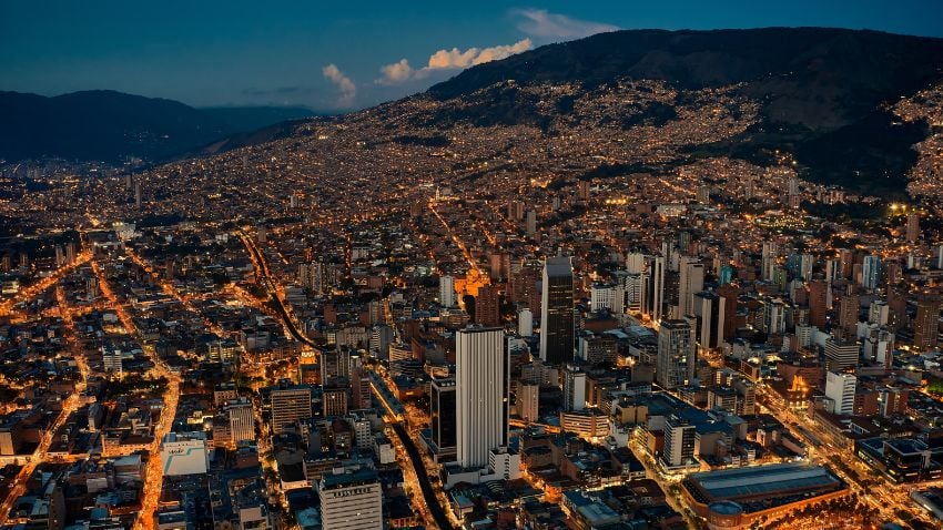 Centro de Medellín na Colômbia à noite