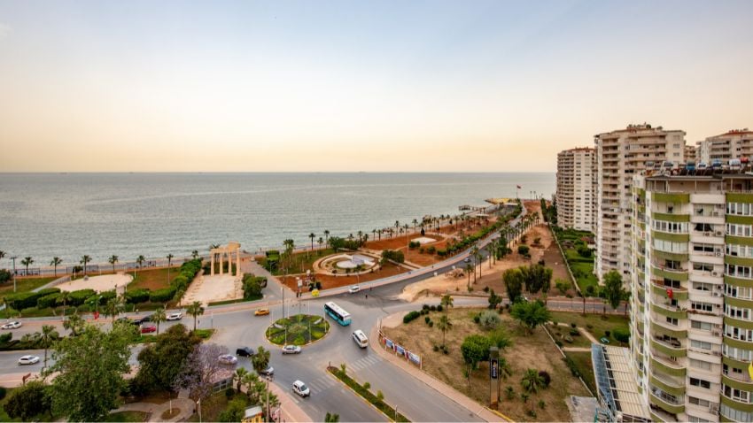 Mersin, Turquia - Mersin possui uma ampla variedade de opções de transporte, onde você pode pegar bondes, metrôs, teleféricos, barcos no mar e ferries.