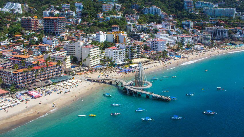 Mexico can offer diverse options for expats, whether for those who want to live by the coast in Puerto Vallarta or Cancún, or for those seeking a quieter life in San Miguel de Allende or Palenque