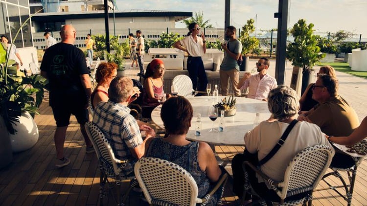 Mikkel y sus amigos_clientes disfrutando del final de la tarde en uno de los días de la gira Panamá 2024