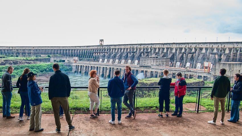 Paraguay, una joya de bajo costo y de independencia energética, produce alimentos para 8,5 veces su población. Con impuestos del 10% y opciones de residencia sencillas, es perfecto para nómadas digitales, inversionistas y quienes buscan un Plan-B