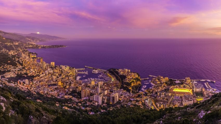 Vista Aérea de Mónaco al atardecer
