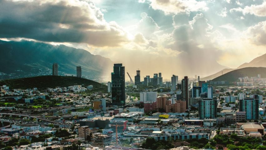 Monterrey cativa com sua mistura dinâmica de modernidade imponente, proeza industrial e hospitalidade calorosa do Norte em um cenário de montanhas majestosas