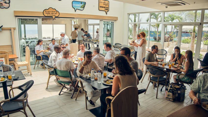 Meus clientes e amigos desfrutando de um delicioso almoço durante seu passeio pela Playa Caracol Residence, combinando perfeitamente a troca de conhecimento com a criação de novas amizades