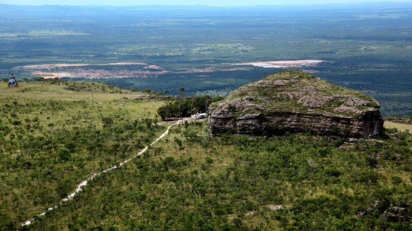 Chapada dos Guimarães, with its towering cliffs and stunning waterfalls like Véu de Noiva, is a must-visit destination for nature and adventure enthusiasts