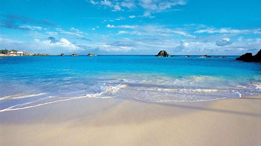 Una de las muchas playas cristalinas que puede explorar en las Bermudas