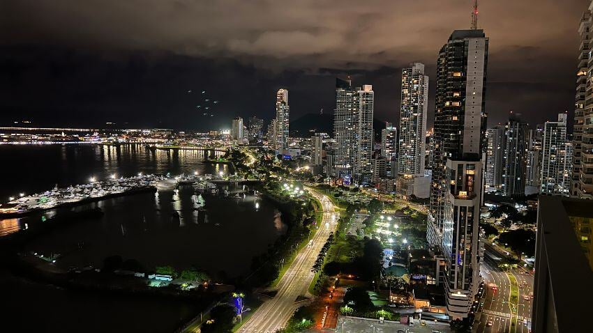 Panama, the hub of the Americas, offers remote workers warm weather, friendly locals, fast internet (161 Mbps), and a Digital Nomad Visa for working from a tropical paradise. Affordable living and a stable economy await!