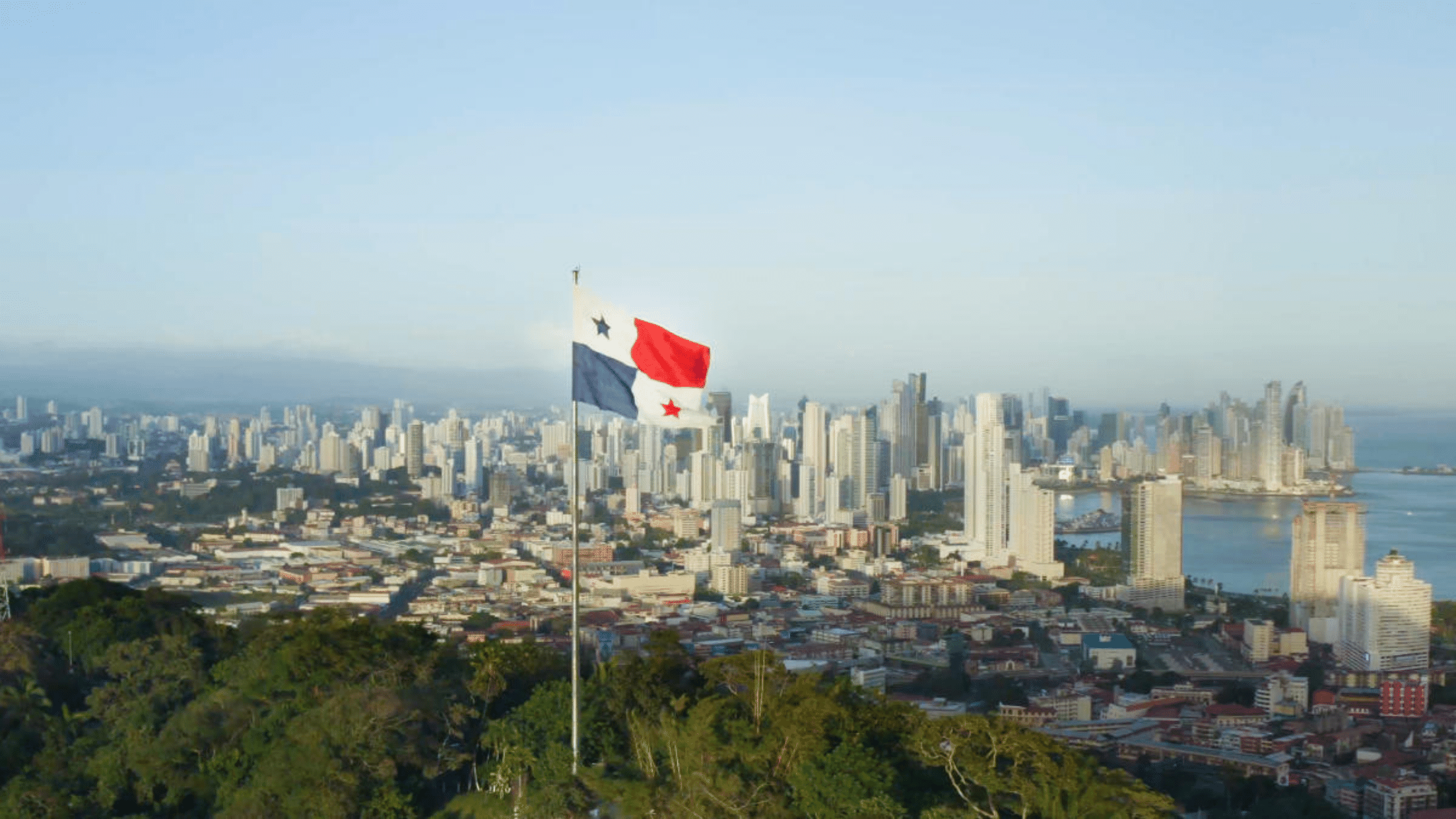 Vista de la ciudad de Panamá y su bandera