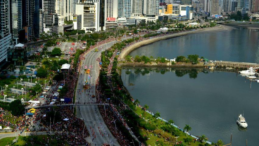 Explore a Avenida Balboa, um bairro vibrante na Cidade do Panamá, caracterizado por sua vitalidade econômica e luxos modernos, com arranha-céus de vista para o oceano e uma agitada cena cultural