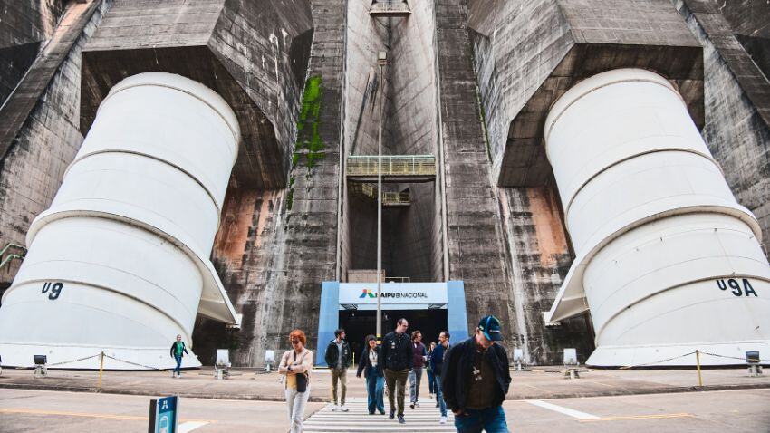 O Paraguai gera energia excedente devido à Usina de Itaipu. Como resultado, este pequeno país ocupa uma posição vantajosa nos mercados regionais de energia, tornando-se um centro para indústrias intensivas em energia