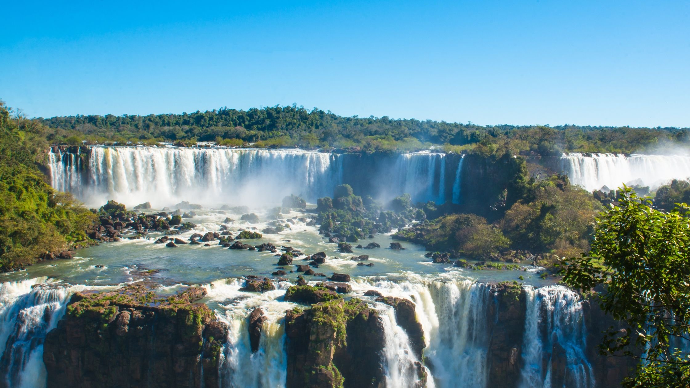 The Iguaçu Falls is a set of about 275 waterfalls on the Iguaçu River