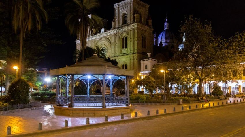 O Parque Calderón é a praça central de Cuenca, cercada por edifícios históricos e perto das catedrais Nova e Velha, oferecendo uma visão relaxante da atmosfera da cidade