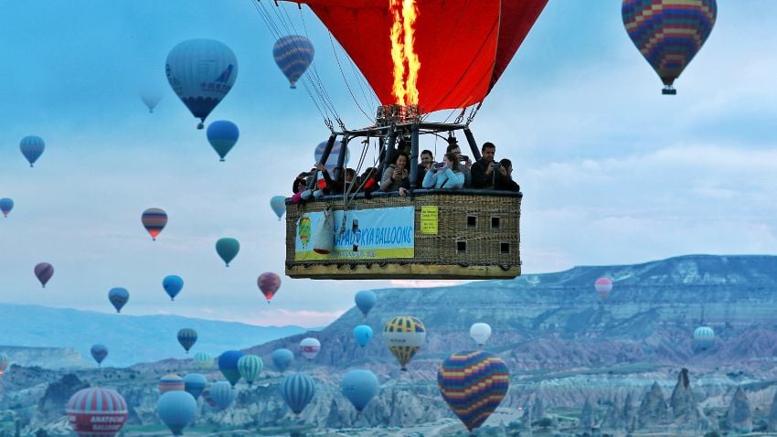 Pessoas voando em um balão sobre a Capadócia.
