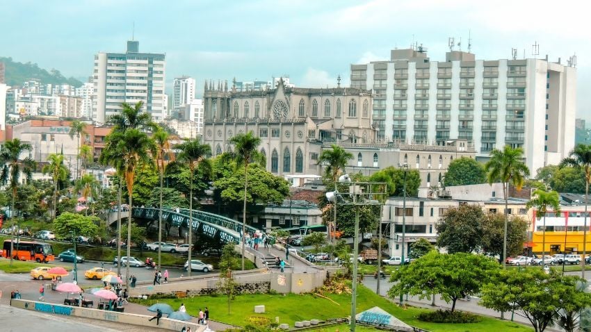 Expats and digital nomads are increasingly choosing to live in Colombia’s Coffee Triangle cities such as Pereira, drawn by its calm and affordable lifestyle, mild weather, fresh food, and easy access to nature.