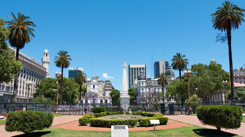Plaza de Mayo, Buenos Aires - Safety is another important factor to consider when retiring abroad. While crime can be a concern in some areas of Argentina, the overall safety level is reasonable. Police patrols are regular, particularly in popular expatriate neighborhoods, and public security in big cities is generally excellent. It is always advisable to take precautions against theft and avoid public protests or strikes.