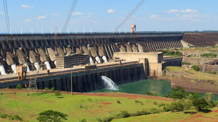 Usina Hidrelétrica de Itaipu, entre o Brasil e o Paraguai