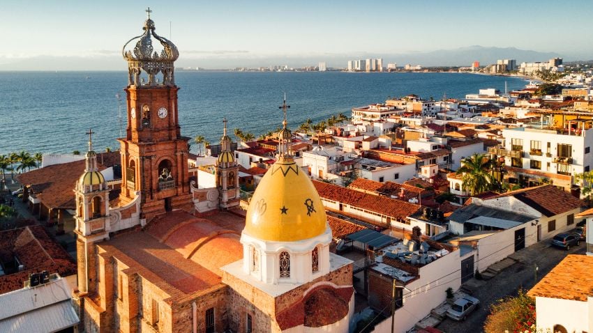 Puerto Vallarta, México - O visto de residência permanente é destinado a estrangeiros que desejam residir no país por mais de quatro anos e se enquadram nas categorias de aposentados ou parentes por laços de sangue de um cidadão mexicano.