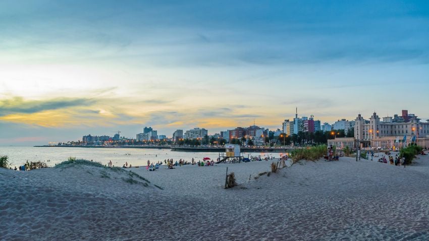 Praia de Ramírez em Montevidéu, Uruguai / O Uruguai se destaca como um importante centro de comércio e transporte na área do MERCOSUL e no mundo, uma joia única para aposentados e expatriados que desejam um estilo de vida confortável e gratificante.
