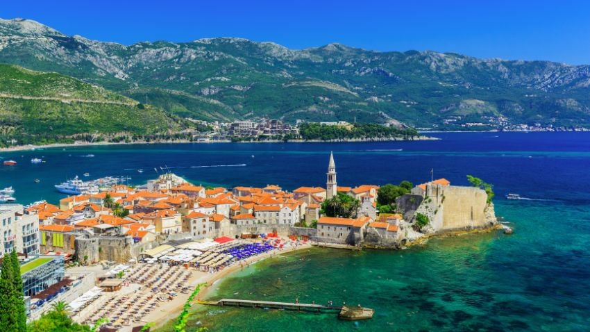 Residir em Montenegro com seu futuro Visto de Nômade Digital permite que você aproveite a antiga cidade murada de Budva