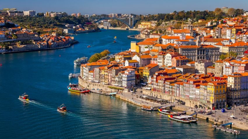 Os aposentados são atraídos para Portugal pelo seu custo de vida acessível e pela sua riqueza cultural, um dos países mais baratos da Europa