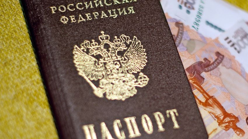 Pasaporte Ruso junto a la moneda oficial, el Rublo Ruso