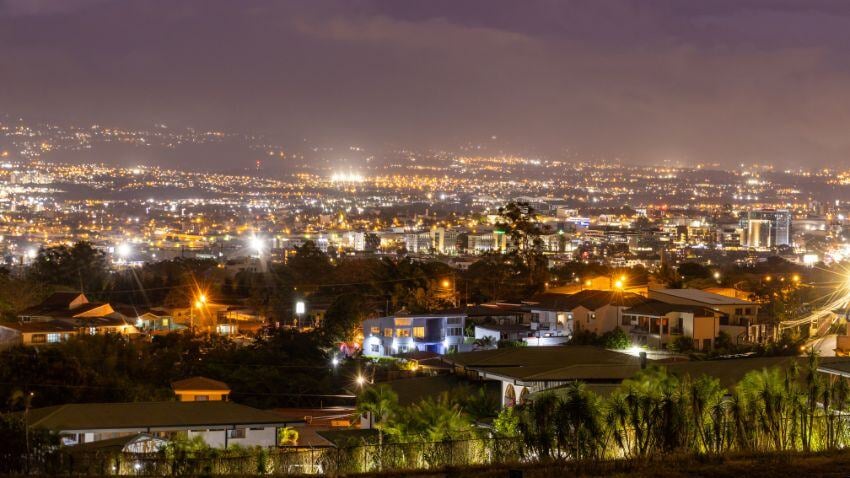 San José offers an affordable cost of living compared to North America, with rents from $600 to $1,000+ USD. Local produce is cheap, but imported items can be pricier