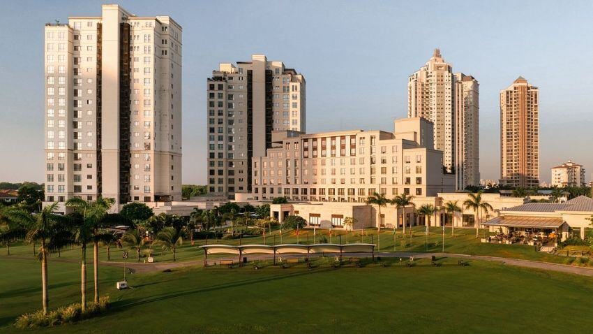 Explore Santa Maria in Panama City, known for its upscale residences and golf course, offering a tranquil, family-oriented setting with close proximity to shopping, education, and healthcare facilities