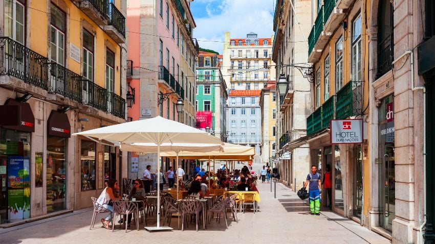 Café de rua na cidade de Lisboa, Portugal
