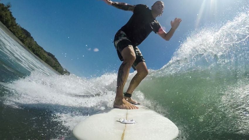 Surfista sobre una ola en el famoso Surfbreak de Pavones, el segundo más largo del mundo