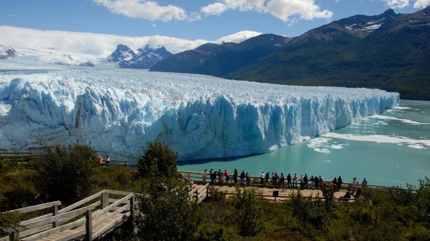 A Argentina é um destino seguro e atraente para turistas, com as movimentadas ruas de Buenos Aires e as deslumbrantes paisagens da Patagônia. Vale a pena visitar, mas considere cuidadosamente antes de torná-la seu novo lar