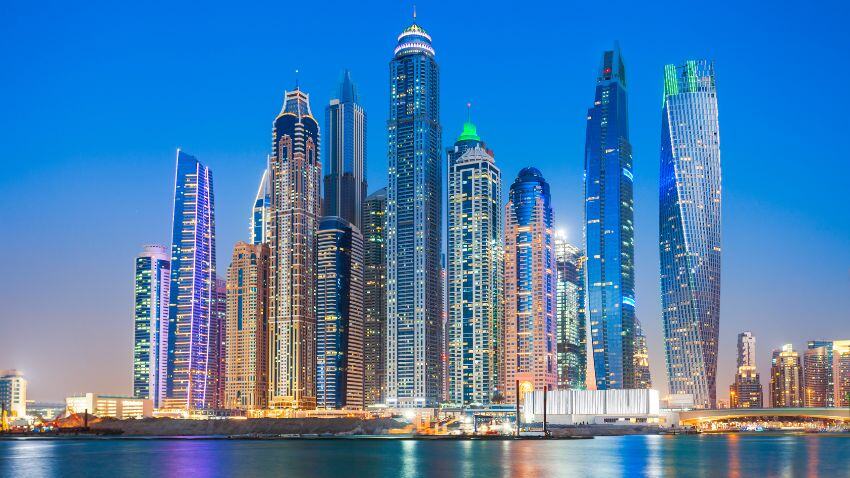 El aumento de la migración millonaria de los Emiratos Árabes Unidos, con un pico histórico de 5.200 en 2022, subraya su creciente atractivo para una población diversa y global de alto poder adquisitivo