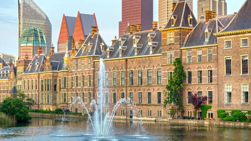 La ciudad de La Haya, en los Países Bajos, fue la sede de la primera Conferencia de La Haya en 1893. Esta conferencia fue organizada por iniciativa de Tobias Asser, quien trabajó por la unificación progresiva del derecho internacional privado