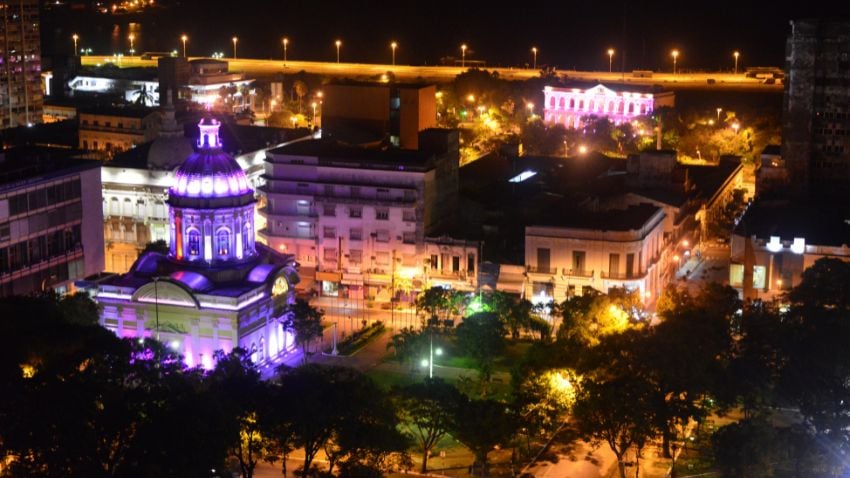 Las luces de la noche embellecen aún más a Asunción