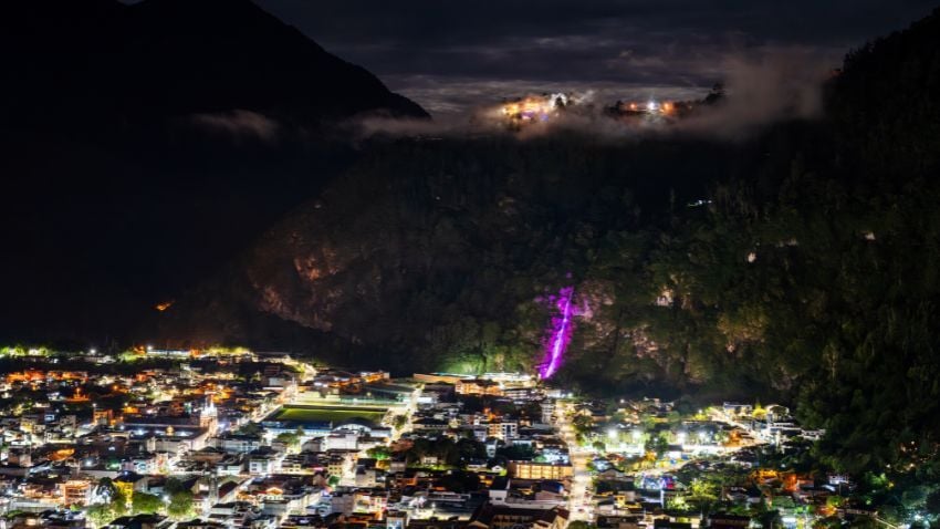 The town is surrounded by waterfalls, the most famous of which is the large Pailón del Diablo (Devils Cauldron)