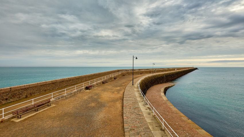 Estas ilhas são propriedade da Coroa Britânica, mas não fazem parte diretamente do Reino Unido