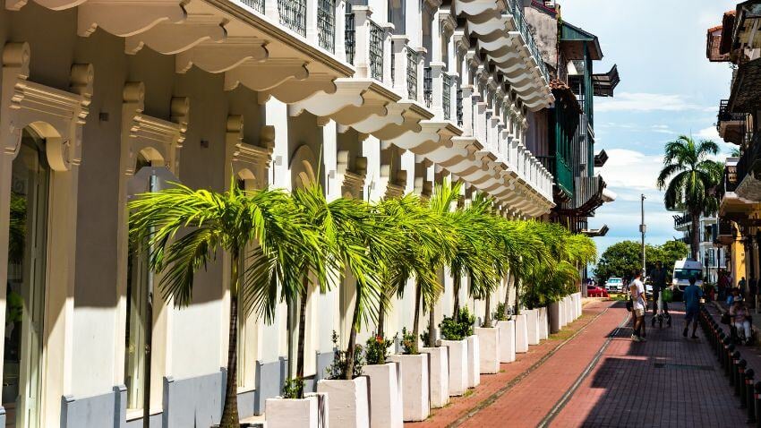 Mergulhe no charme de Casco Viejo, o coração histórico da Cidade do Panamá, onde a herança colonial encontra o entretenimento moderno em um Patrimônio Mundial da UNESCO